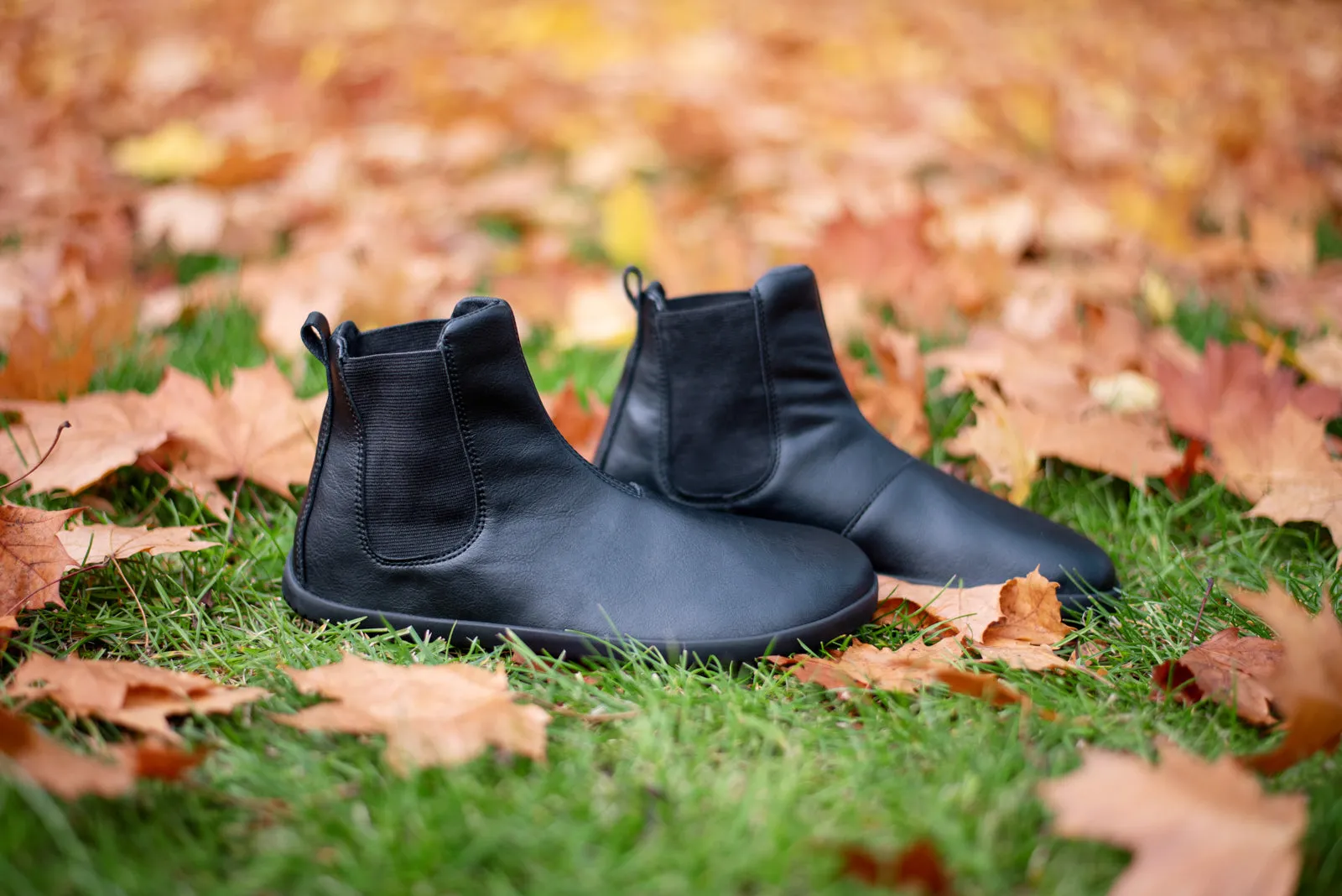 Women’s Chelsea barefoot black boots