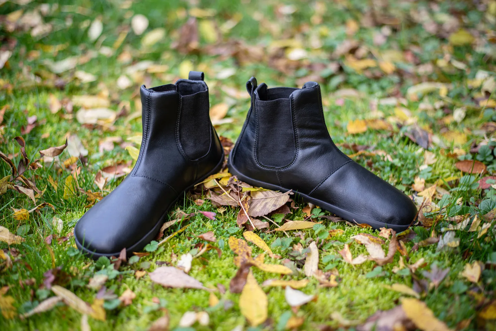 Women’s Chelsea barefoot black boots