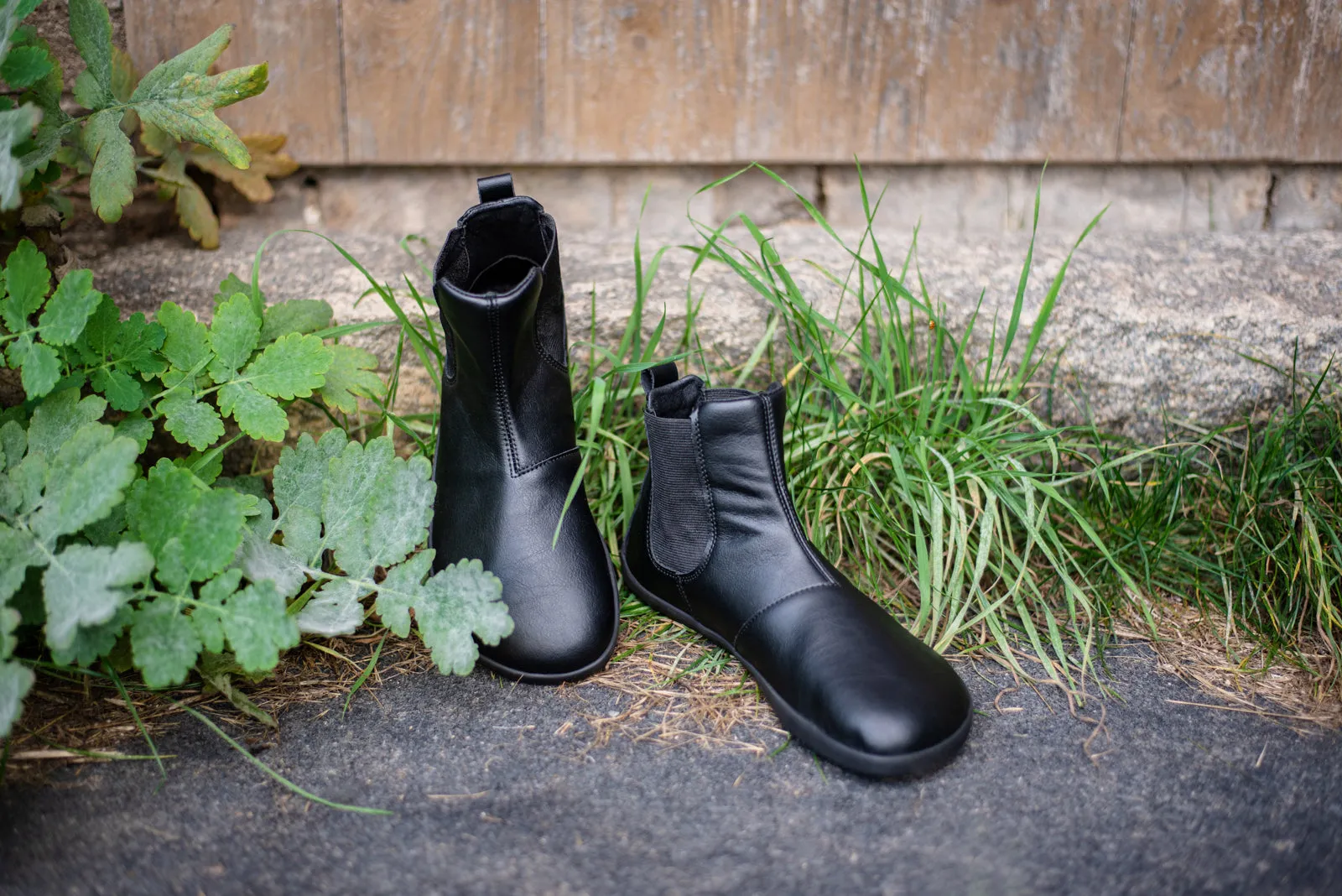 Women’s Chelsea barefoot black boots